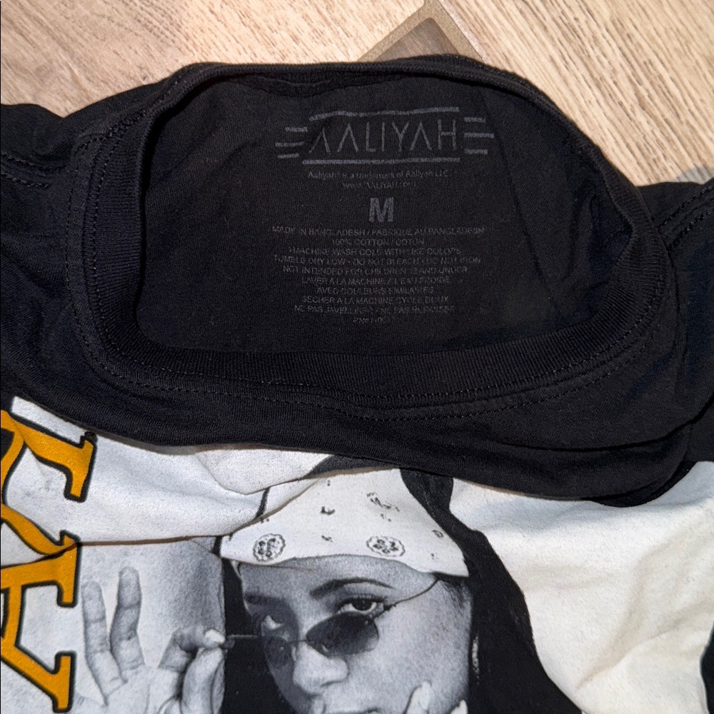 MENS Black Graphic Tee with Aaliyah Print M EUC - Picture 2 of 2